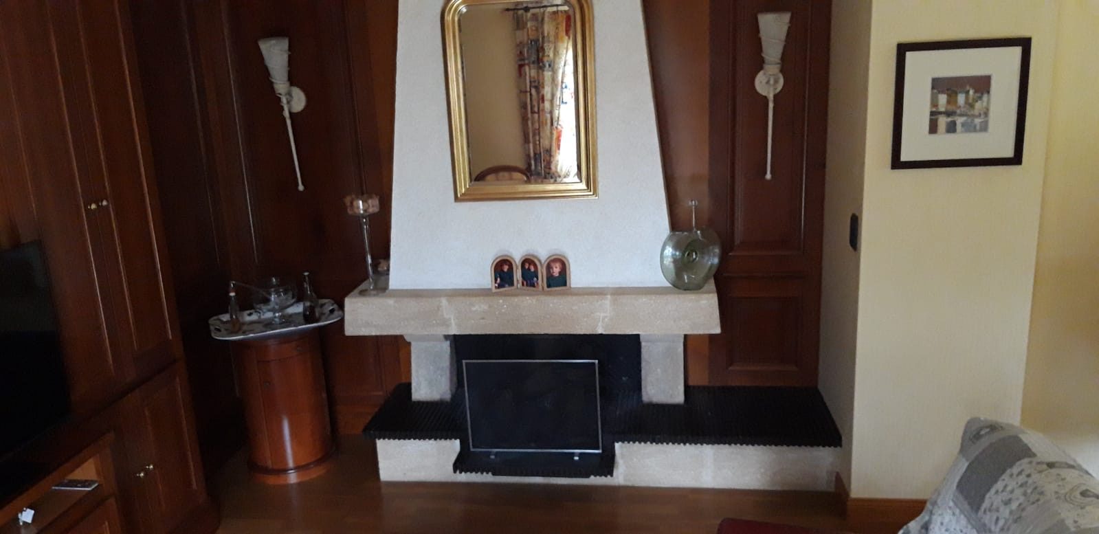 Cheminée traditionnelle à foyer ouvert avant rénovation, dans un salon à Rennes