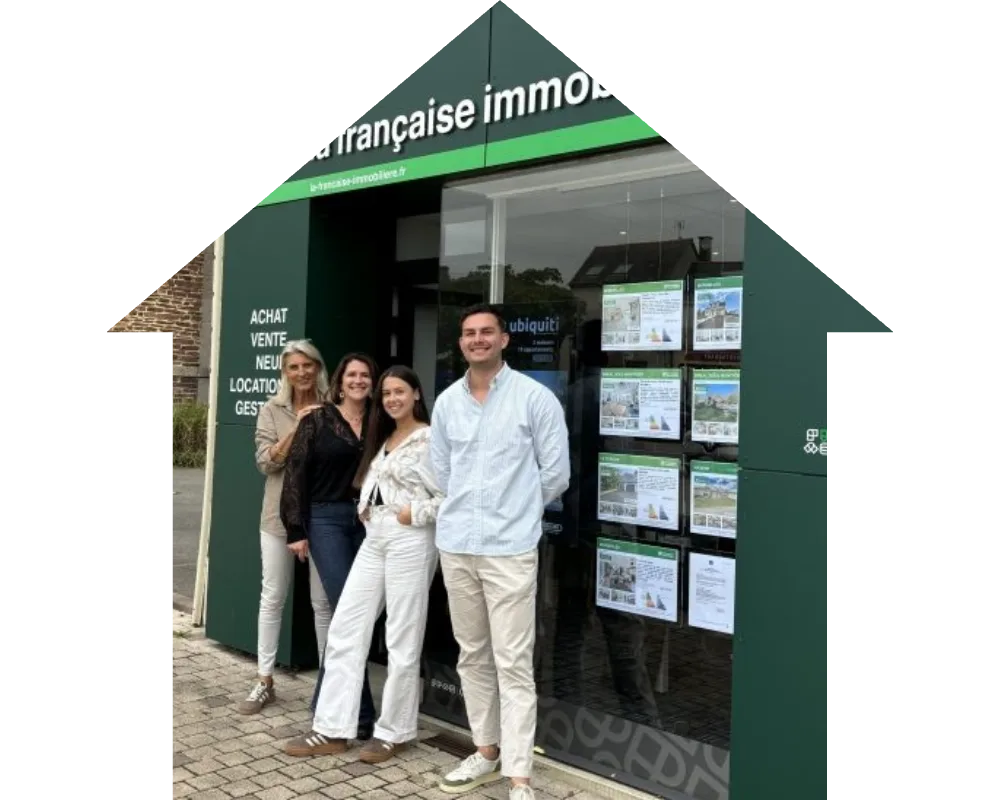 L'équipe de La Française Immobilière devant l'agence