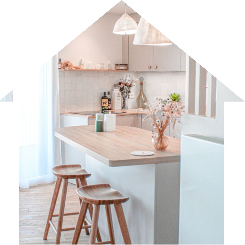 Cuisine avec îlot et tabourets aménagée par Oser mon Intérieur