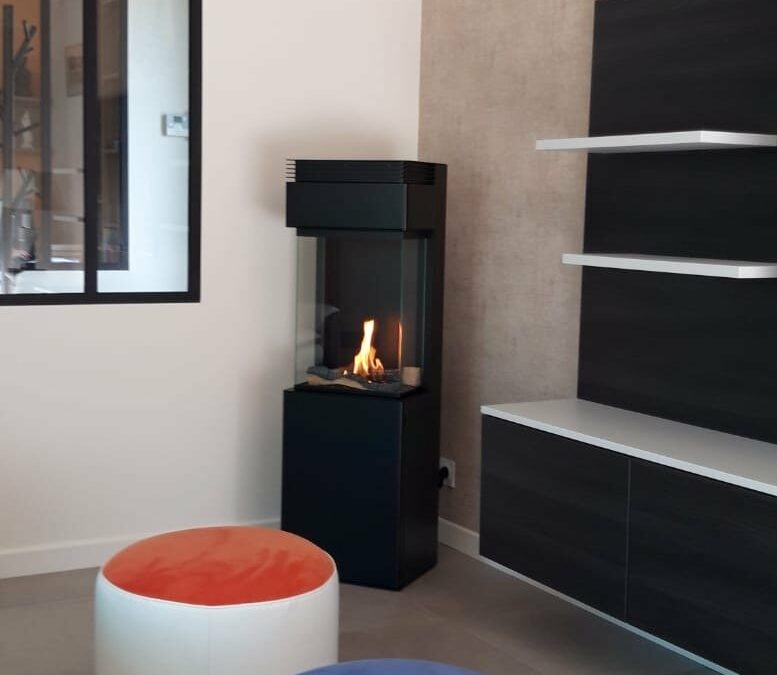Poêle à éthanol sans conduit installé dans l'angle d'un salon moderne à Rennes