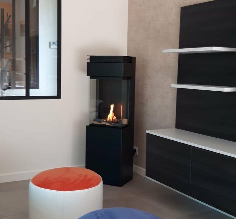 Poêle à éthanol sans conduit installé dans l'angle d'un salon moderne à Rennes