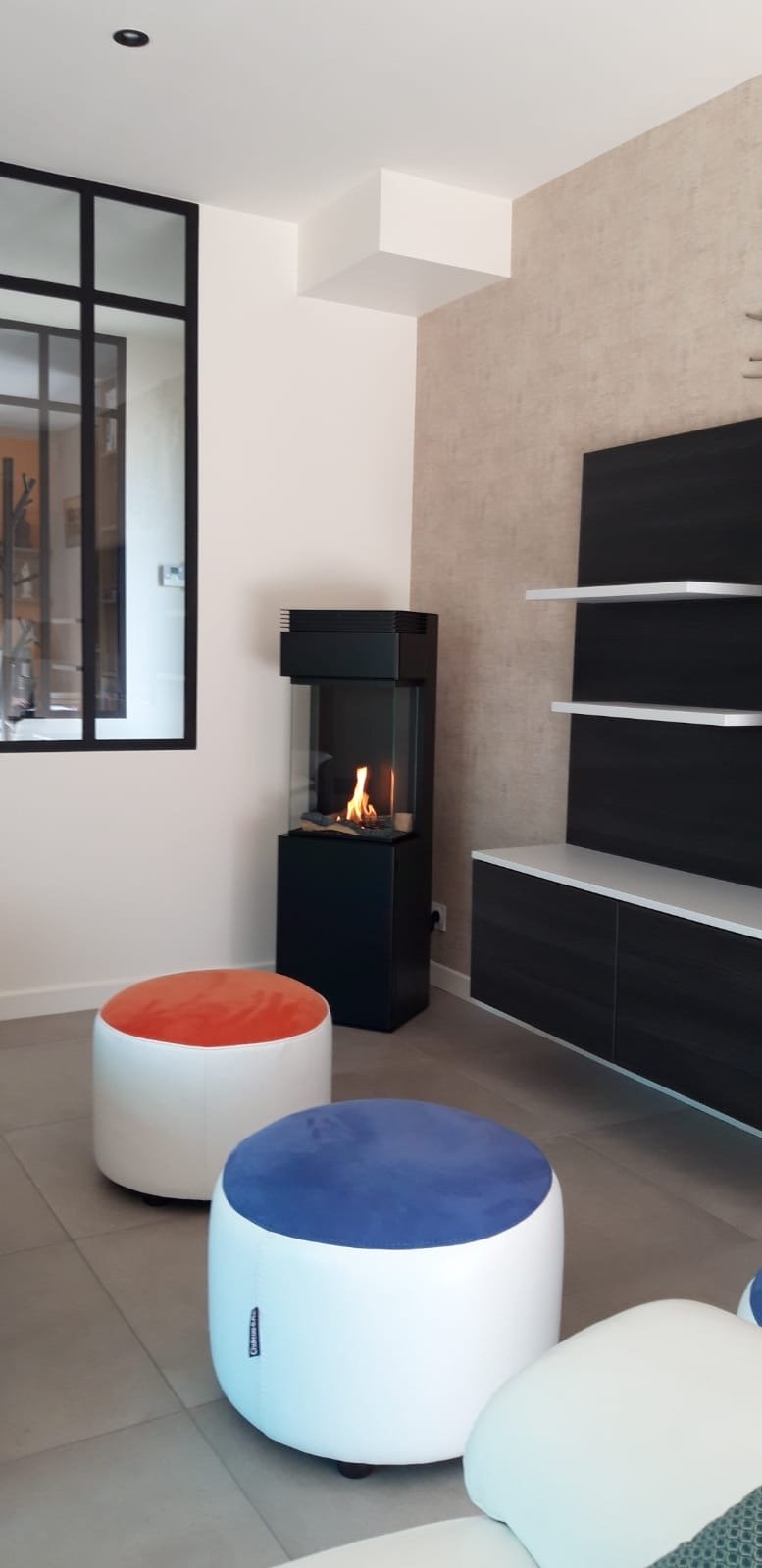 Poêle à éthanol sans conduit installé dans l'angle d'un salon moderne à Rennes