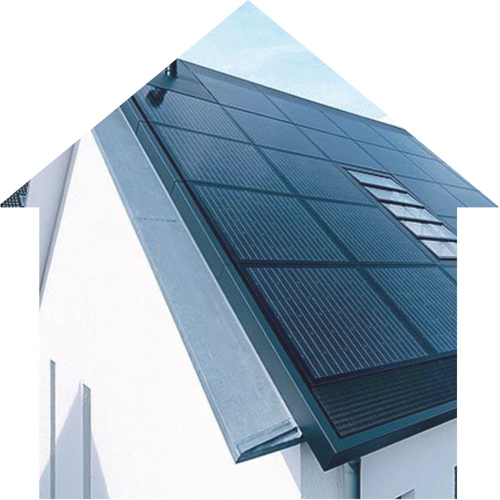 Toiture équipée de panneaux photovoltaïques par Roland Fougère