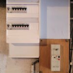 Tableau électrique neuf à deux rangées avec interrupteurs différentiels et disjoncteurs, installé à Pacé