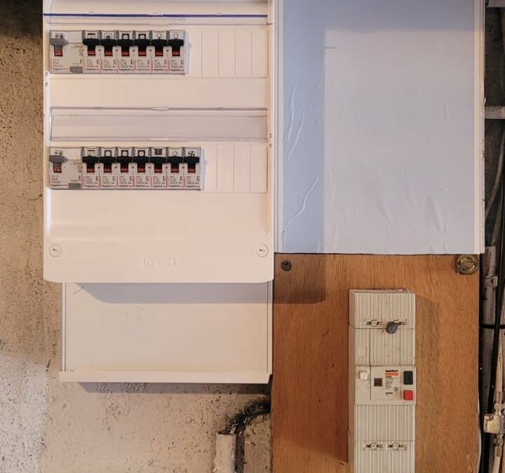 Tableau électrique neuf à deux rangées avec interrupteurs différentiels et disjoncteurs, installé à Pacé