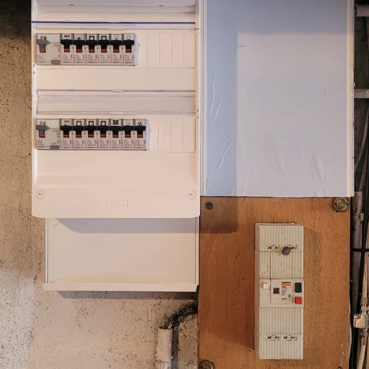 Tableau électrique neuf à deux rangées avec interrupteurs différentiels et disjoncteurs, installé à Pacé