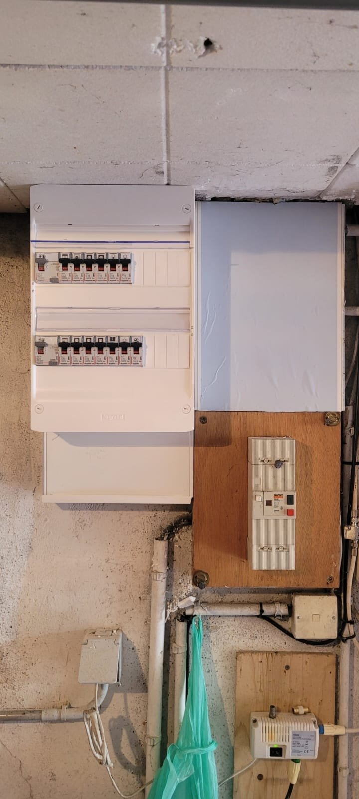 Tableau électrique neuf à deux rangées avec interrupteurs différentiels et disjoncteurs, installé à Pacé