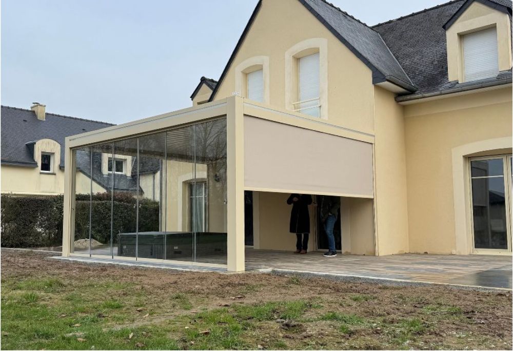 Pergola et menuiseries posées par Vivre Nature Menuiserie