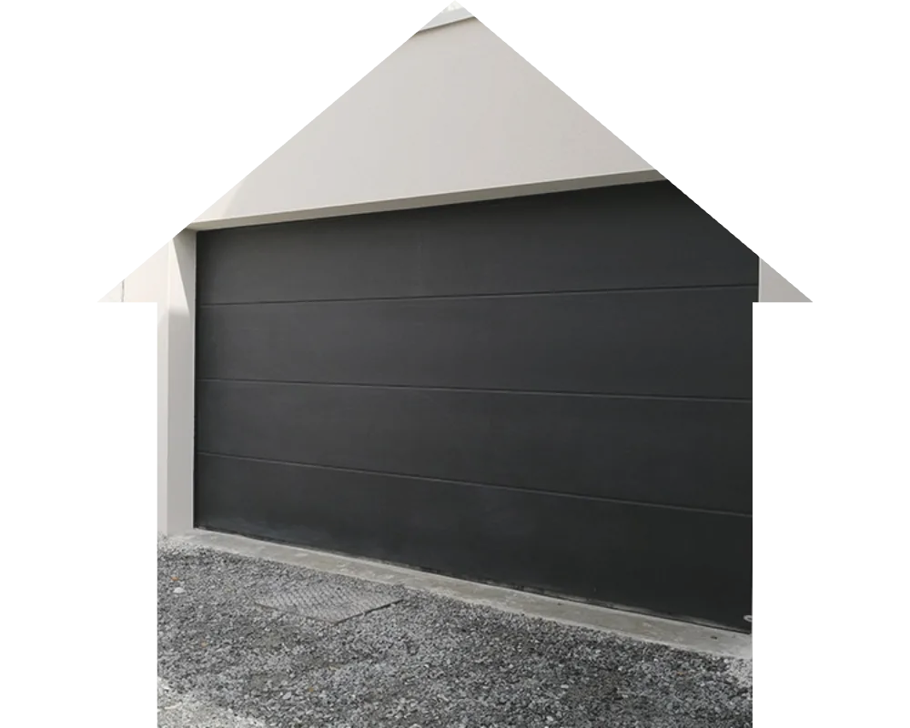 Porte de garage posée par Vivre Nature Menuiserie